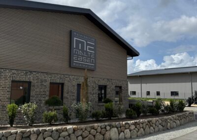 Garten- und Landschaftsbau mit Friesenwall und gepflegter Bepflanzung