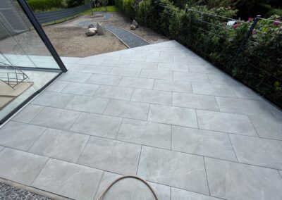 Terrassengestaltung mit grauen Outdoor Fliesen