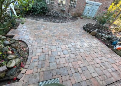 gepflasterter Hof mit Natursteinpflaster und Gartenumrandung, professionelle Gartengestaltung by Th. Andresen Galabau