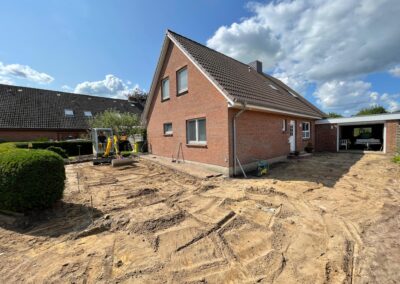 Erdarbeiten im Garten eines Einfamilienhauses, Vorbereitungen für die Terrassengestaltung.
