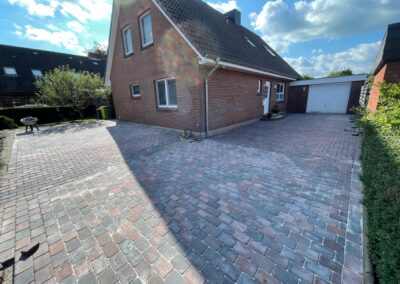 gepflasterter Hof mit robustem Naturstein Pflaster, hochwertiger Terrassenbelag