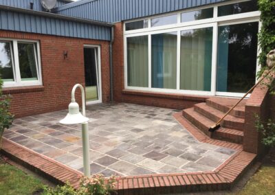 moderne Terrasse aus Naturstein und Ziegel, gepflegte Gartenanlage, Terrassenbau, Garten Gestaltung, Andresen Galabau