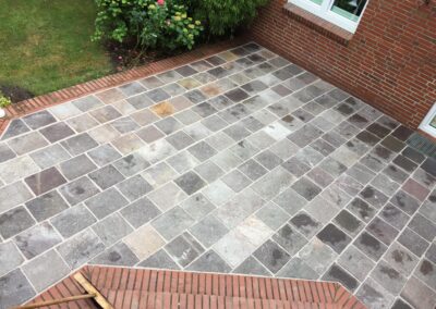 Hochwertige Terrassenplatten aus Naturstein für langlebigen Gartenbereich