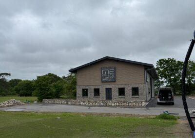 Frimengebäude mit modernem Fassaden-Design und Friesenwall