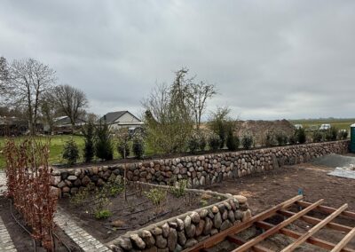 Gartenbauarbeiten mit Friesenwall und Pflasterarbeiten für gepflegten Gartenbereich