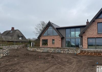 moderner Gartenabschluss mit Friesenwall in der Bauphase, Th. Andresen Galabau, professionelle Gartengestaltung