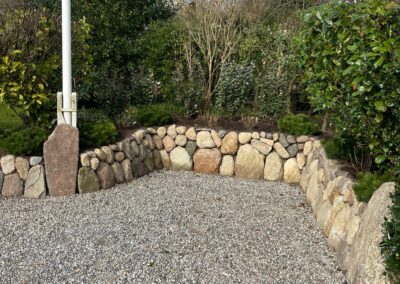 Gartenmauer aus Natursteinen, Garten Gestaltung, Beetumrandung mit Natursteinen, Gartenbau, kreative Gartenideen.