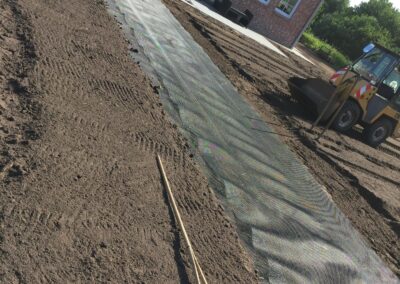 Neuanlage einer Rasenfläche von Andresen Galabau, Pflasterarbeiten und Teichbau.