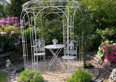 Kunstvoller weißer Gartenpavillon mit Sitzbereich, ideal für Garten- und Landschaftsbau, Gartengestaltung und Terrassenplanung.