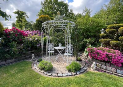 Gartenzentrum mit Gartenlaube und blühenden Pflanzen in schöner Natur